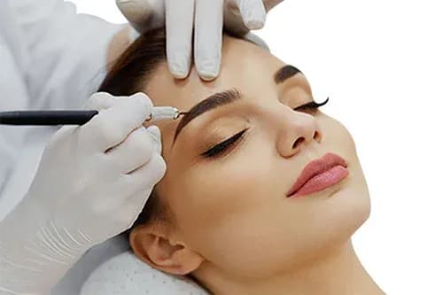 Pigmentierung der Augenbrauen bei einer Permanent-Make-up-Behandlung